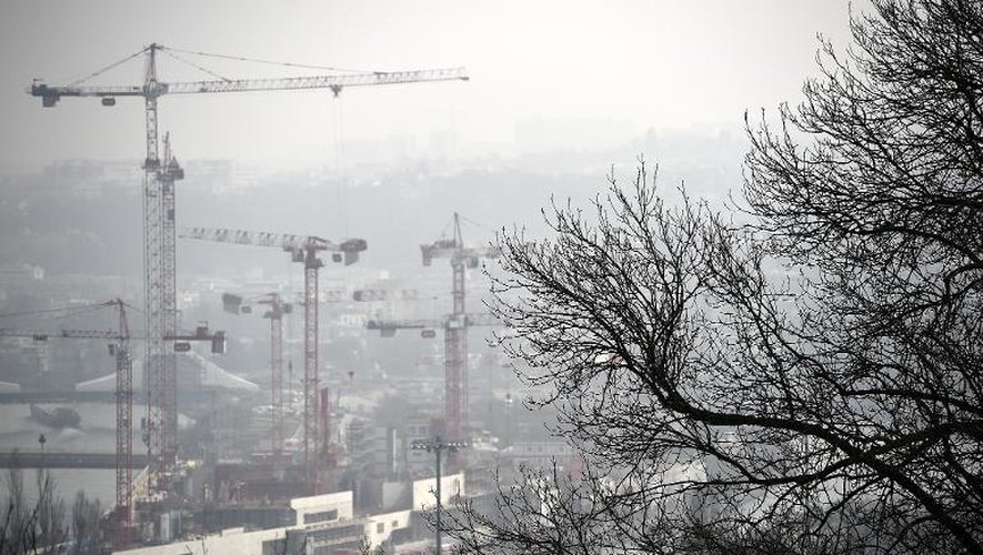 La vue sur Paris est obscurcie par une pollution aux particules fines, le 18 mars 2015