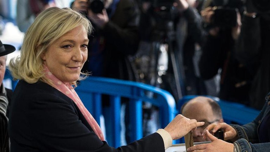 La présidente du FN Marine Le Pen vote à Hénin-Beaumont