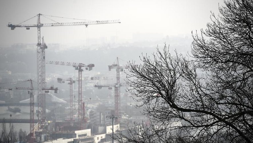 La vue sur Paris est obscurcie par une pollution aux particules fines, le 18 mars 2015