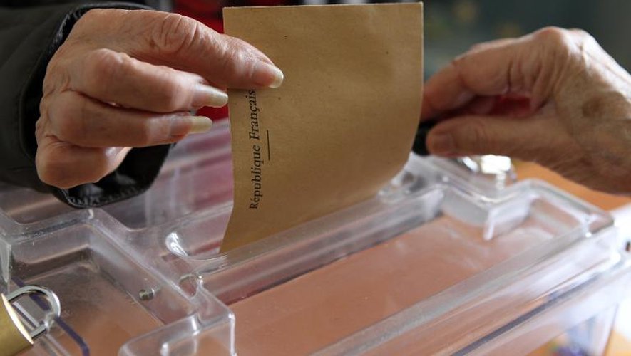 Une femme vote pour le premier tour des élections départementales à Marato, en Corse-du-Sud, le 22 mars 2015