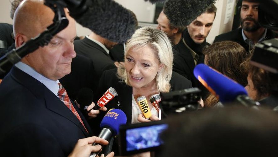 La présidente du FN Marine Le Pen répond à des journalistes, après l'annonce des résultats du premier tour des élections départementales, le 22 mars 2015 à Nanterre