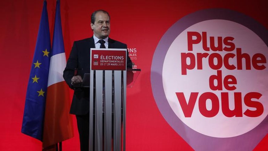 Le premier secrétaire du PS, Jean-Christophe Cambadélis, prononce un discours au siège du parti après l'annonce partielle des résultats du premier tour des départementales, le 22 mars 2015