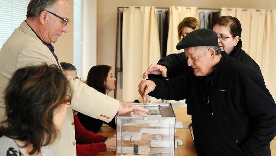 Un électeur dépose son bulletin dans l'urne le 22 mars 2015 à Nailloux