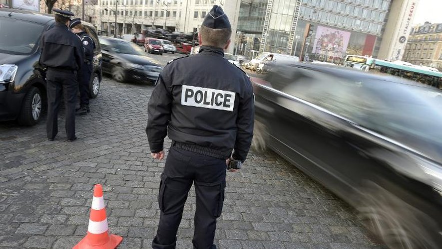 Des policiers effectuent des contrôles le 23 mars 2015 à Paris où la circulation alternée est entrée en vigueur