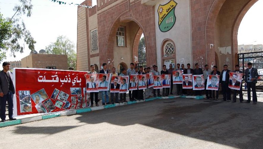 Des étudiants yéménites montrent le 22 mars 2015 devant l'Université de Sanaa des portraits de quelques unes des victimes des attentats suicides du 20 mars, revendiqués par l'organisation Etat islamique, qui ont fait 142 morts dans une mosquée