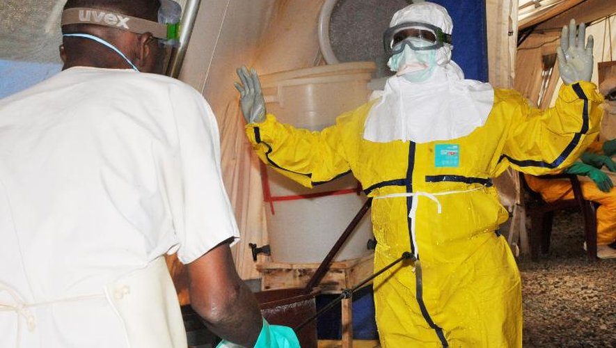 Opération de décontamination, le 8 mars 2015 à l'hôpital de Donka à Conakry