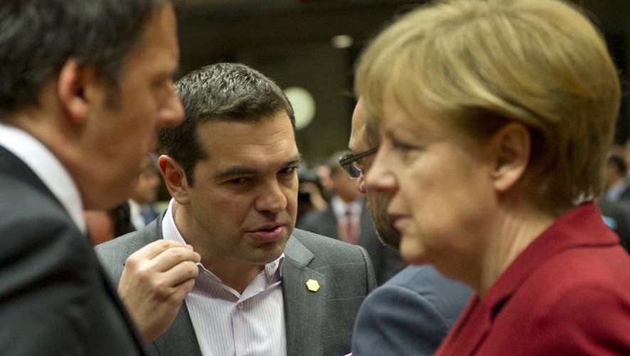 Le Premier ministre grec Alexis Tsipras entre le Premier ministre italien  Matteo Renzi et la chancelière allemande Angela Merkel le 19 mars 2015 à Bruxelles