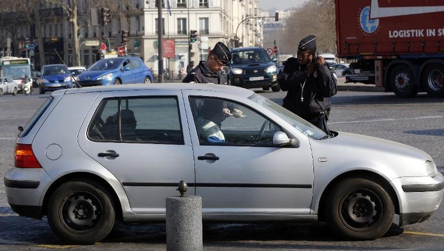 Un véhicule contrôlé le 23 mars 2015 à Paris dans le cadre de la circulation alternée