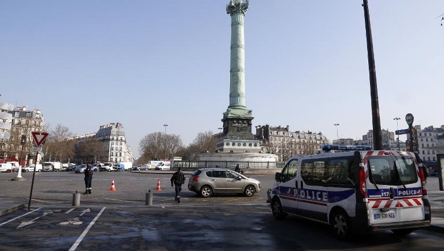 Des officiers de police contrôlent les automobilistes sur la place de la Bastille, le 23 mars 2015 à Paris