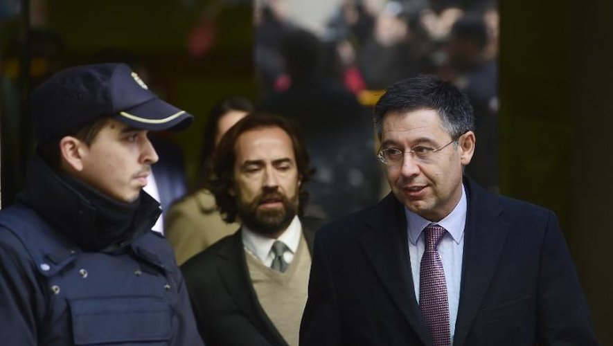 Le président du FC Barcelone Josep Maria Bartomeu (d), sort de la Haute Cour de Madrid le 13 février 2015