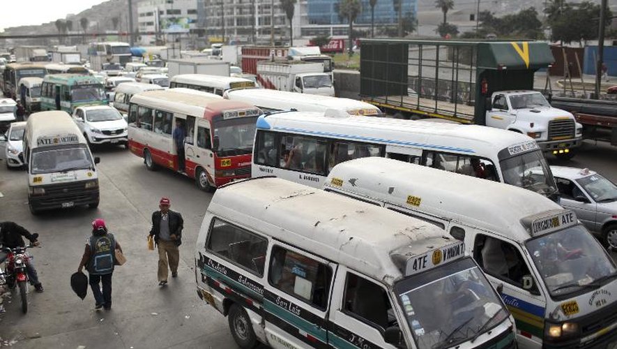 Des bus dans les rues de Lima