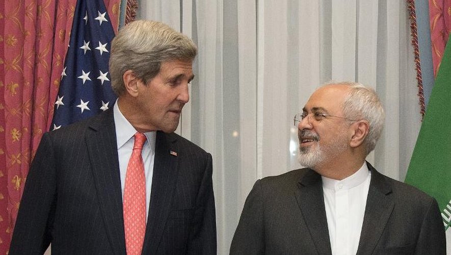 Le Secrétaire d'Etat américain John Kerry (g) et le ministre iranien des Affaires étrangères Javad Zarif avant la reprise du dialogue sur le programme nucléaire iranien, le 16 mars 2015 à Lausanne, Suisse