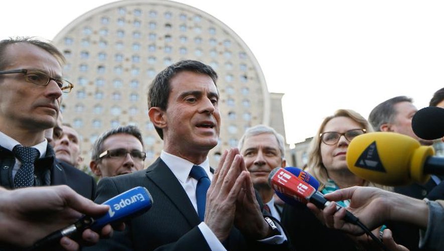 Le Premier ministre Manuel Valls en campagne pour le second tour des cantonales le 23 mars 2015 à Noisy-le-Grand