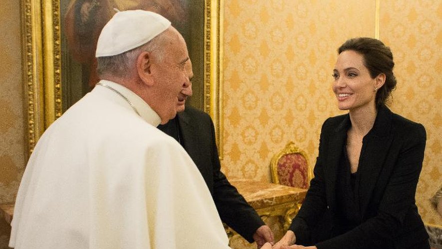 Photo distribuée le 8 janvier 2015 par le Vatican du pape François recevant Angelina Jolie en tant qu'ambassadrice de bonne volonté de l'ACNUR