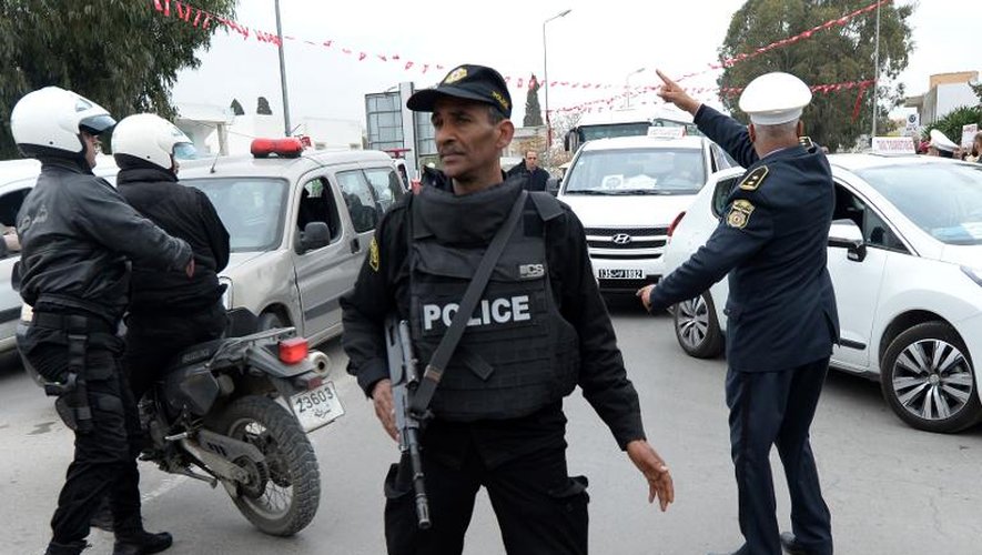 Des policiers devant le musée du Bardo à Tunis, le 24 mars 2015