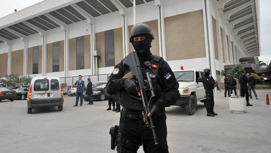 Les forces spéciales tunisiennes surveillent, le 21 mars 2015, les abords de l'aéroport de Tunis