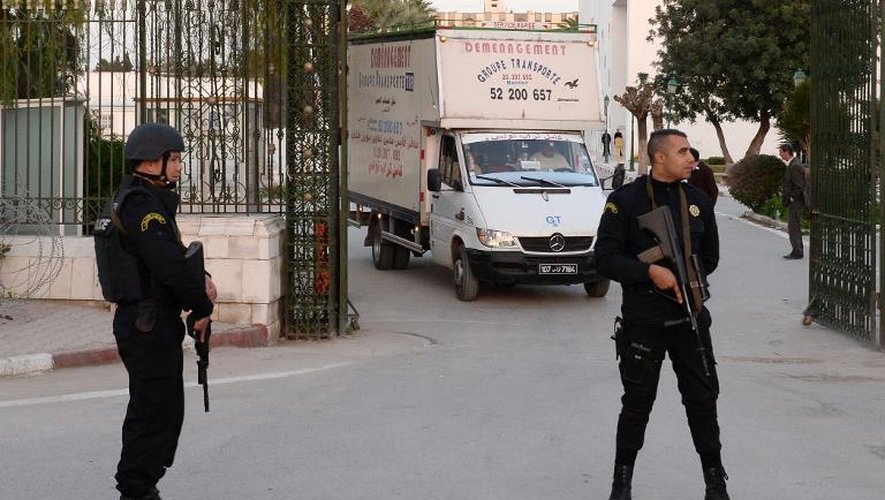 Des policiers gardent l'entrée du musée du Bardo à Tunis, le 23 mars 2015