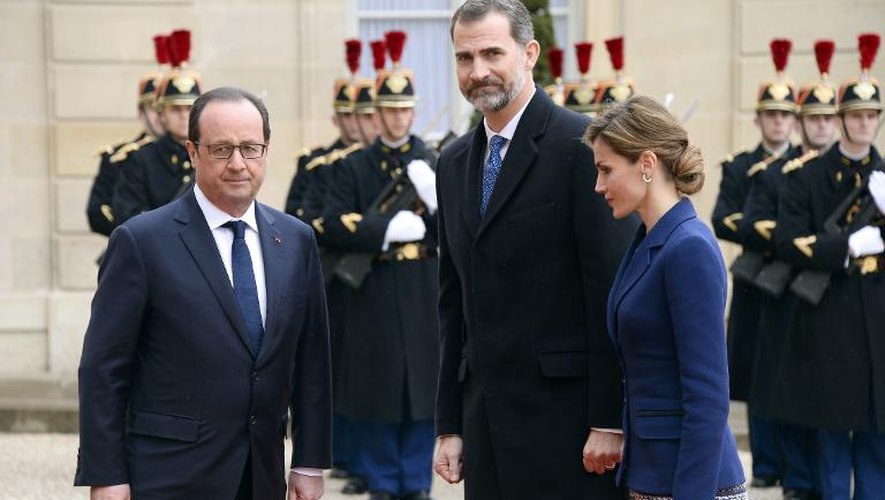 Francois Hollande (L) accueille le roi d'Espagne Felipe VI et la reine Letizia à l'Elysée mardi