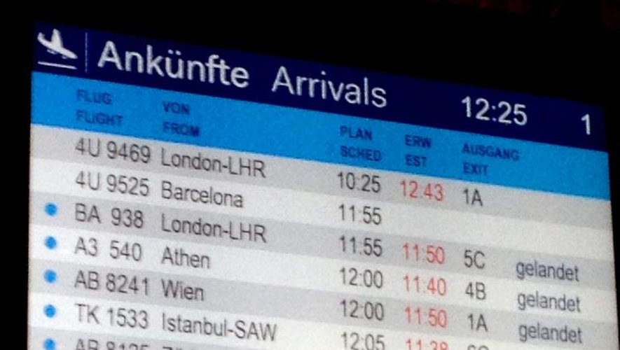 Affichage des arrivées mercredi à l'aéroport de Dusseldorf montrant le vol 9525 de la compagnie Germanwings