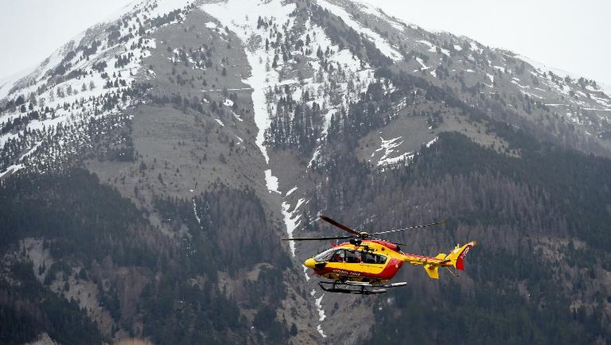 Un hélicoptère de la sécurité civile survole le secteur où a eu lieu le crash d'un Airbus A320, mardi dans les Alpes de Haute-Provence.