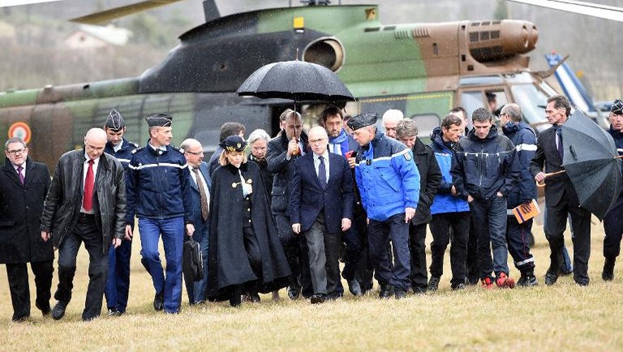 Le ministère de l'Intérieur Bernard Cazeneuve à son arrivé à Seyne, près du site du crash de l'Airbus A320