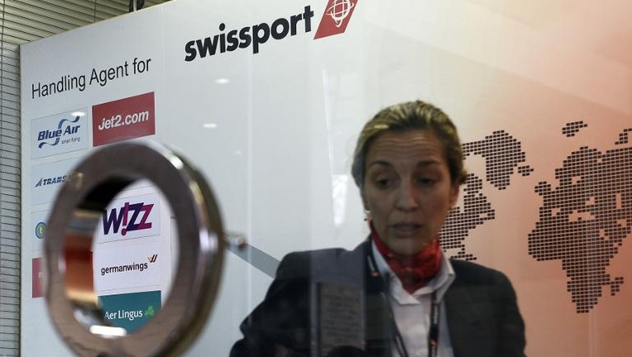 Une employée de Swissport à l'aéroport de Barcelone, le 24 mars
