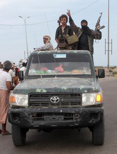 Des membres d'une groupe local de résistance armé, appelé Comité populaire, soutenant le président Hadi arrivent à Aden le 23 mars 2015, avant d'être déployés autour de la ville de Lahej