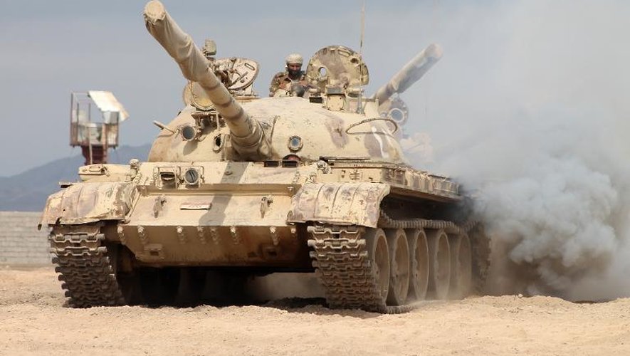 Un char conduit par des hommes des forces hostiles au président Abd Rabbo Mansour Hadi près de Lahej au Yémen, le 24 mars 2015