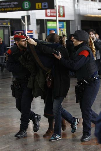 La police protège le 24 mars 2015 à l'aéroport de Barcelone des parents des passagers du vol de la Germanwings qui viennent d'apprendre que l'avion s'est écrasé dans les Alpes françaises