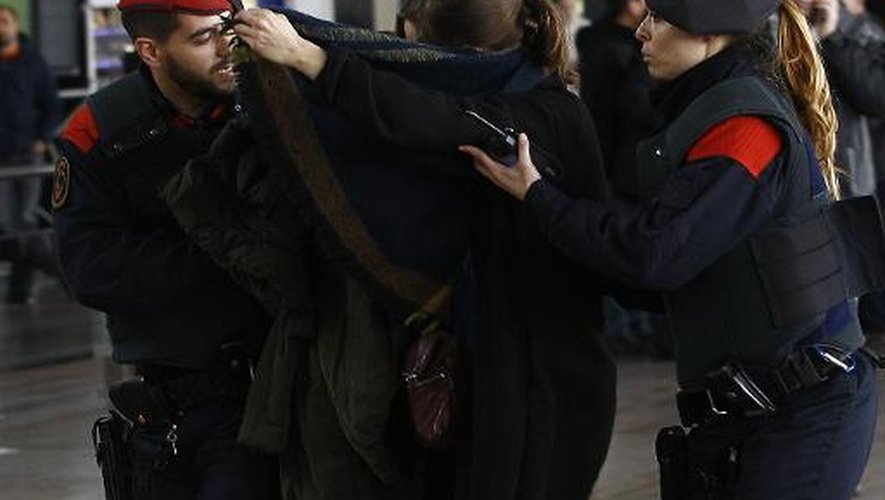 La police protège le 24 mars 2015 à l'aéroport de Barcelone des parents des passagers du vol de la Germanwings qui viennent d'apprendre que l'avion s'est écrasé dans les Alpes françaises