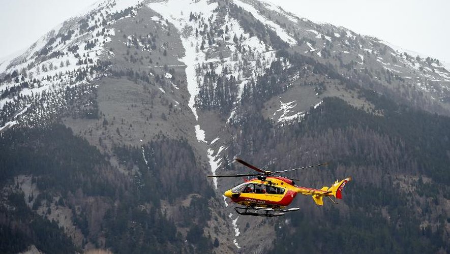 Un hélicoptère de la sécurité civile à Seyne, dans le sud des Alpes françaises, à proximité du lieu du crash d'un Airbus A 320 où 150 personnes ont péri, le 24 mars 2015
