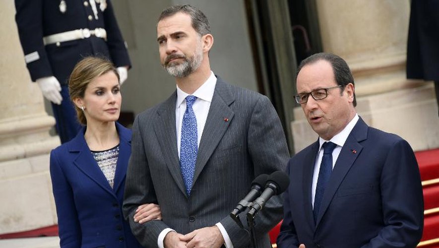 Le président de la République François Hollande (d), le roi Felipe VI (c) et la reine Laetitia, le 24 mars 2015 à Paris