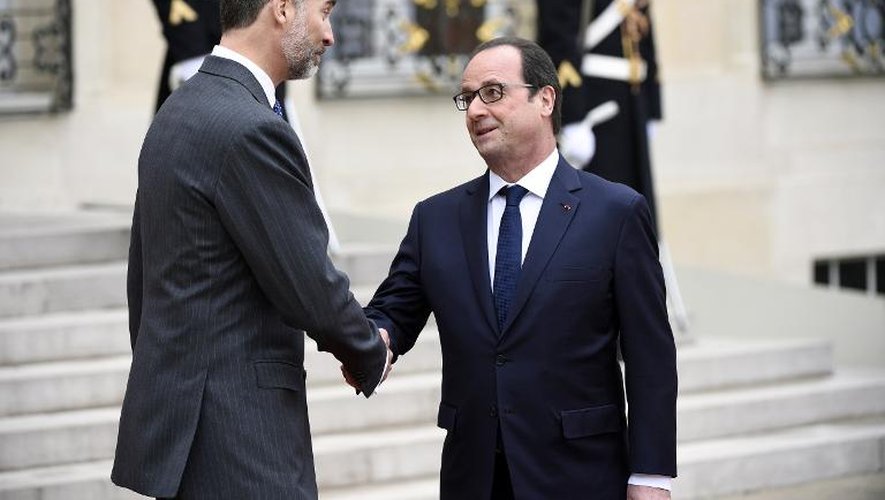 Le président François Hollande serre la main du roi d'Espagne Felipe VI le 24 mars 2015 à l'Elysée à Paris
