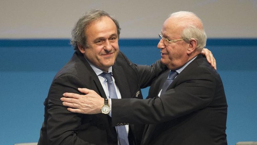 Michel Platini félicité par Senes Erzik, vice-président, pour sa réélection à la tête de l'UEFA, le 24 mars 2015 à Vienne