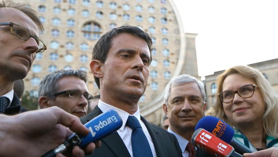 Le Premier ministre Manuel Valls en campagne pour les départementales le 23 mars 2015 à Noisy-le-Grand