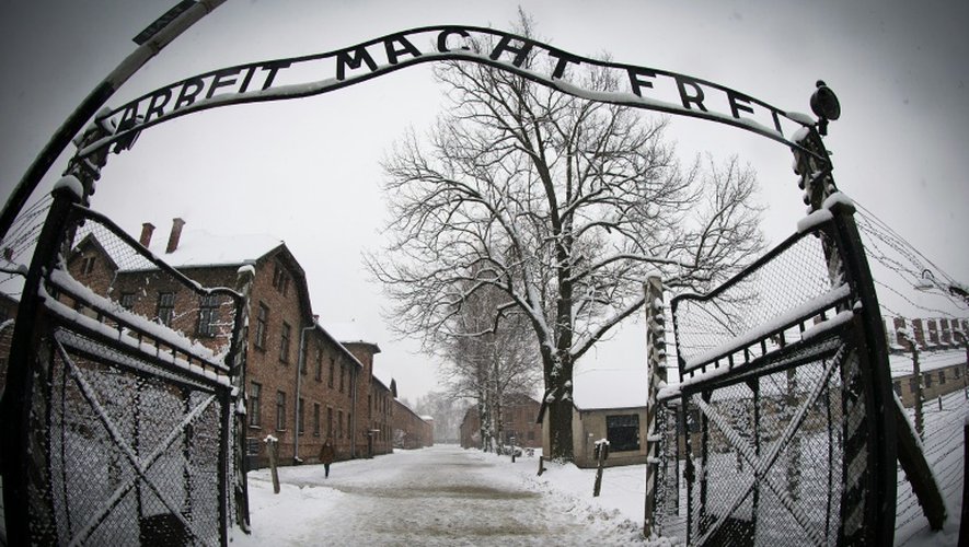 L'entrée du camp d'extermination Auschwitz-Birkenau portant l'inscription "Arbeit macht frei" (Le travail rend libre), à Oswiecim, en Pologne, le 25 janvier 2015