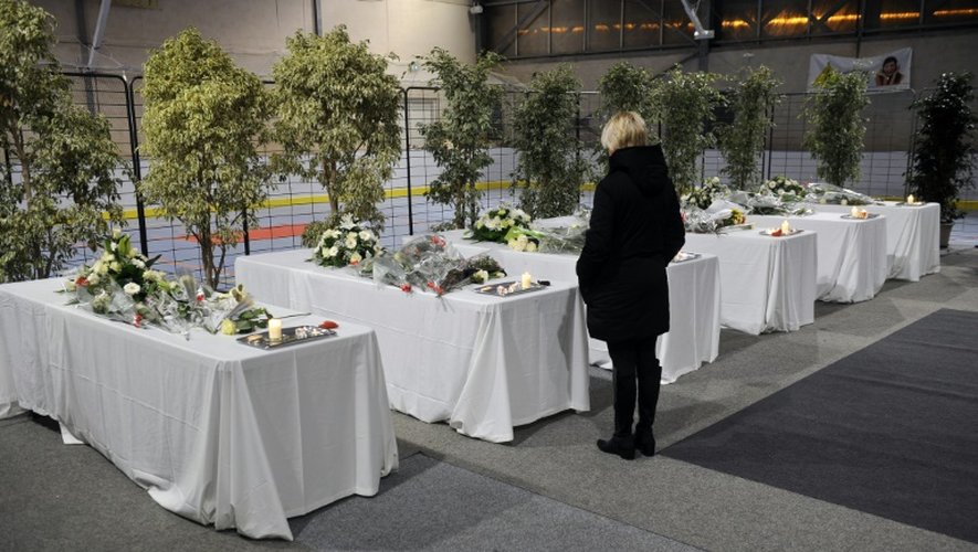 Fleurs et bougies dans la chapelle ardente installée le 11 février 2016 à Rochefort pour les six adolescents tués dans un accident