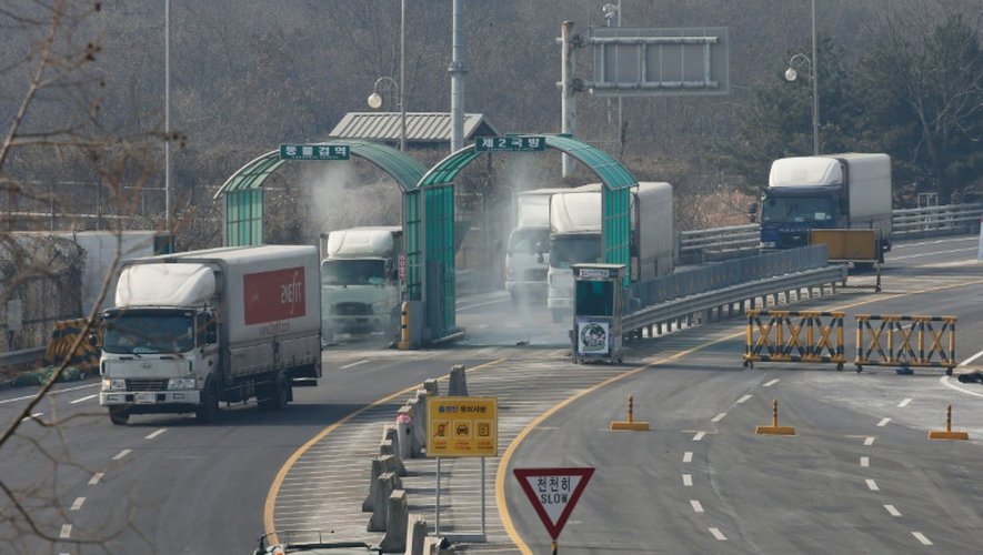 Des véhicules quittant la zone industrielle intercoréenne de Kaesong passent un barrage routier à Paju près de la zone démilitarisée séparant les Corées du Nord et du Sud le 11 février 2016