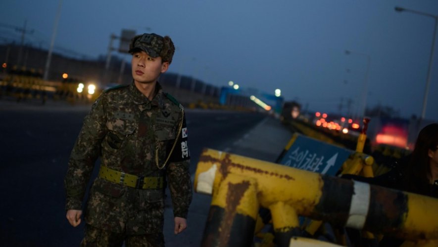 Un soldat à un barrage sur le pont Tongil, menant à la zone industrielle intercoréenne de Kaesong à Paju le 11 février 2016