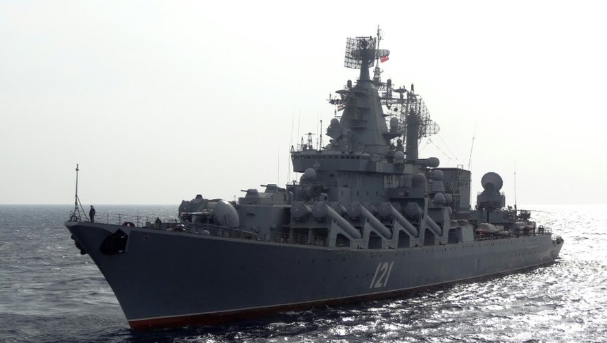 Le croiseur lance-missiles russe Moskva patrouille en Méditerranée au large de la Syrie le 17 décembre 2015