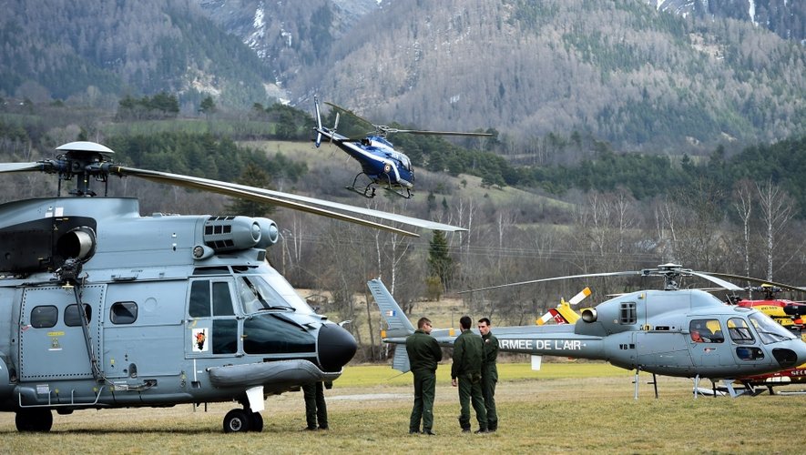 Une dizaine d'hélicoptères de la gendarmerie, de l'armée de l'air et de la sécurité civile se relayaient dans les airs mardi à Seyne (Alpes-de-Haute-Provence), près des lieux où s'est écrasé un Airbus A320 de la compagnie allemande Germanwings.