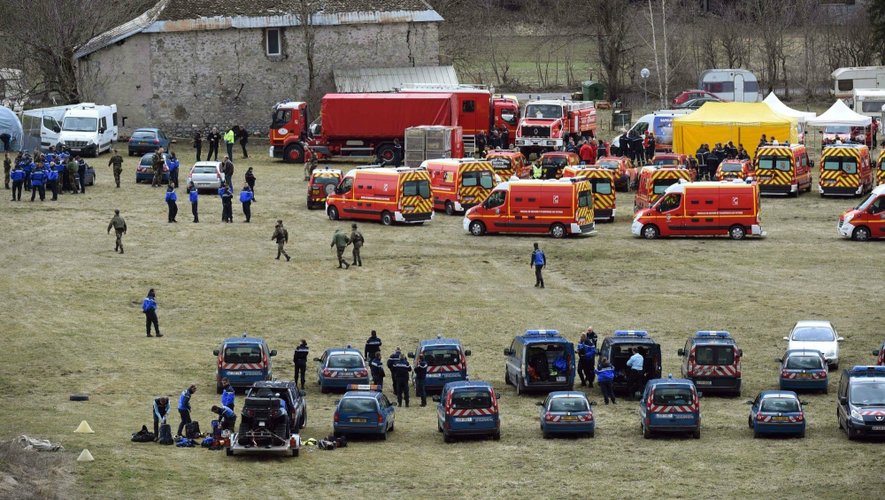 Des "moyens exceptionnels d'enquête et de secours" ont été déployés après le crash de l'
A320 allemand dans une zone très difficile d'accès du sud des Alpes.