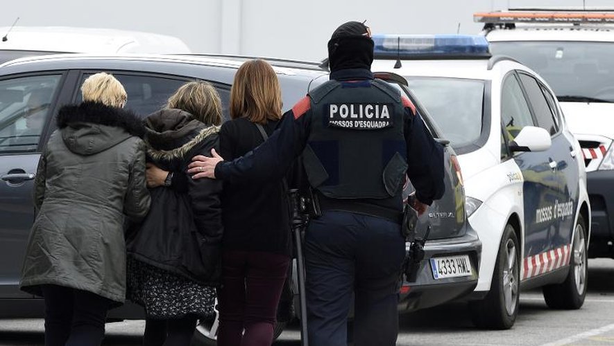 Des familles de victimes du crash de l'A320 dans les Alpes françaises, à l'aéroport de Barcelone, le 24 mars 2015