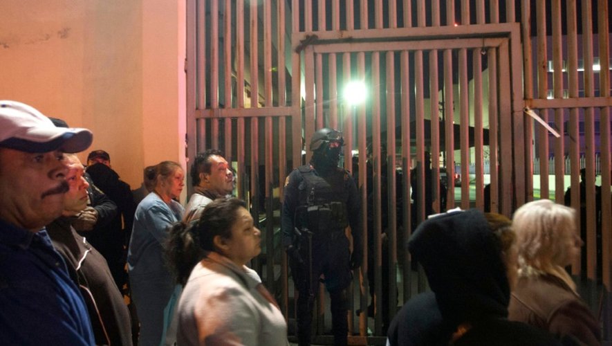 Des proches des prisonniers attendent des informations le 11 février 2016 à l'extérieur de la prison de Topo Chico, dans la ville de Monterrey, au nord-est du Mexique