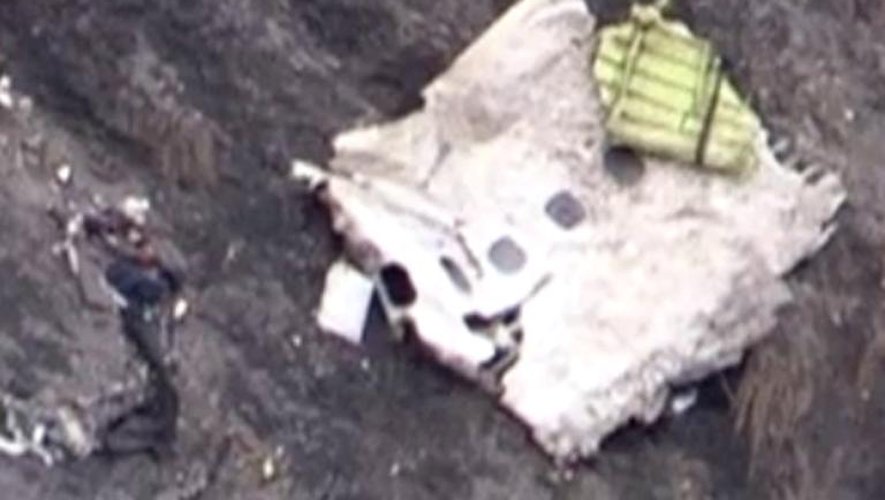 Image tirée d'une vidéo montrant les débris de l'A320 qui s'est écrasé dans les Alpes françaises, faisant 150 morts, le 24 mars 2015