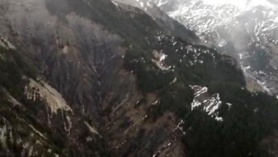 Image d'une vidéo fournie par le ministère français de l'Intérieur montrant les débris du crash de l'A320 dans les Alpes françaises, le 24 mars 2015