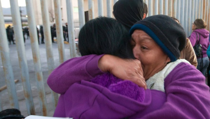 Des proches de prisonniers se rassemblent le 11 février 2016 près de la prison de Topo Chico, à Monterrey, dans le nord-est du Mexique