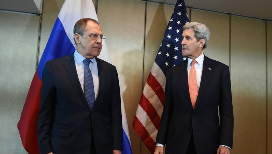 Le ministre russe des Affaires étrangères, Sergueï Lavrov (g) et le secrétaire d'Etat américain, John Kerry, le 11 février 2016 à Munich