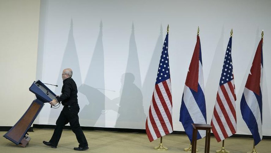 Des drapeaux américains et cubains après une conférence de presse sur le rapprochement entre les deux pays à Washington le 27 février 2015