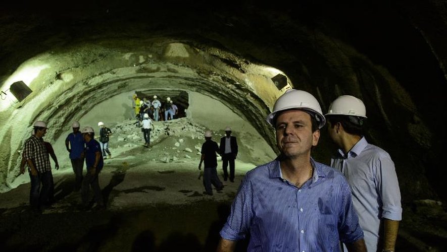 Le maire de Rio de Janeiro Eduardo Paes visite un tunnel urbain en creusement dans la zone portuaire de la ville, le 24 mars 2015